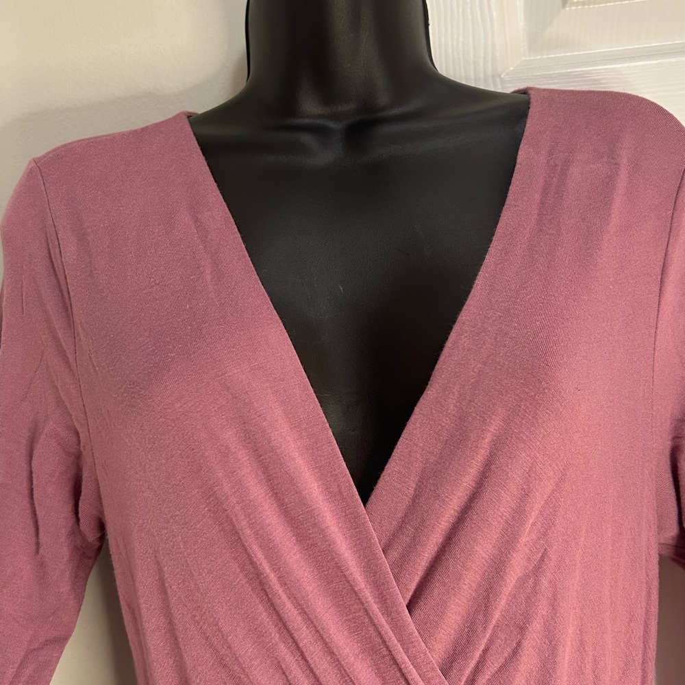 MOTHER BEE MATERNITY
Dress with Ruched Waist, 3/4 Sleeves, and V-Neck
Size:M - Picture 6 of 13